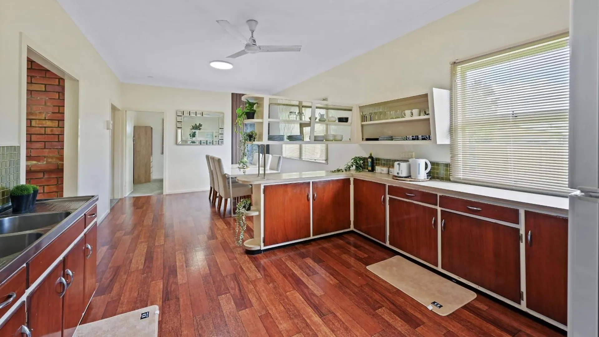 King Bed, Shared Bath, 5Br Home In Beenleigh For 2 民宿