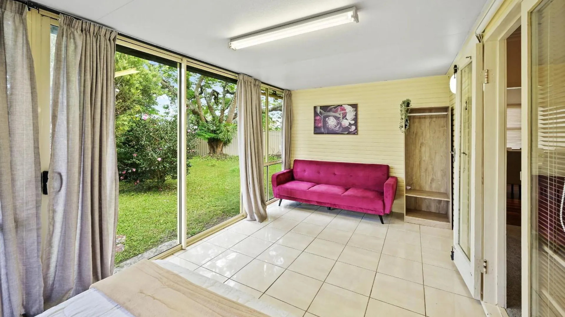 King Bed, Shared Bath, 5Br Home In Beenleigh For 2