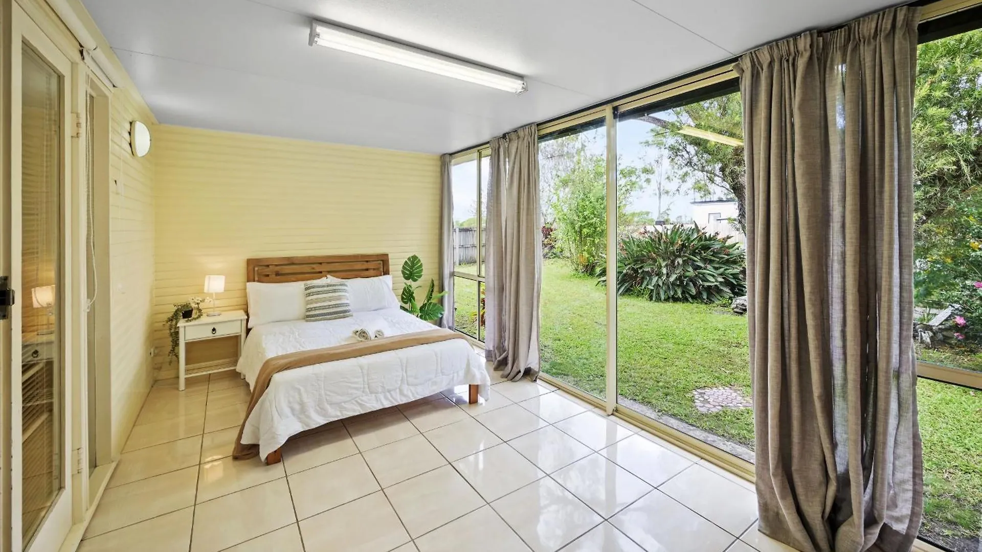 King Bed, Shared Bath, 5Br Home In Beenleigh For 2 0*,  澳大利亚