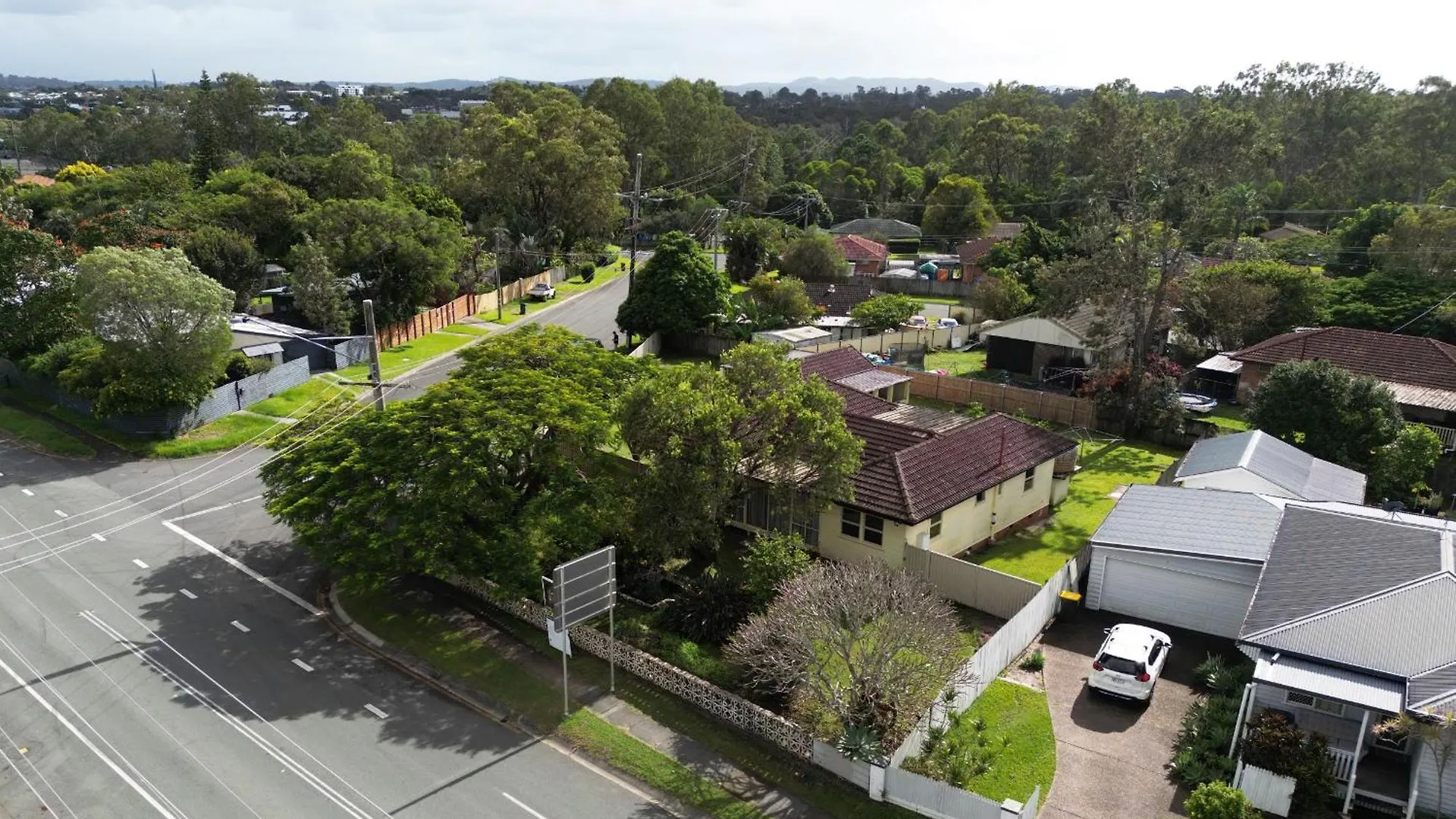 King Bed, Shared Bath, 5Br Home In Beenleigh For 2