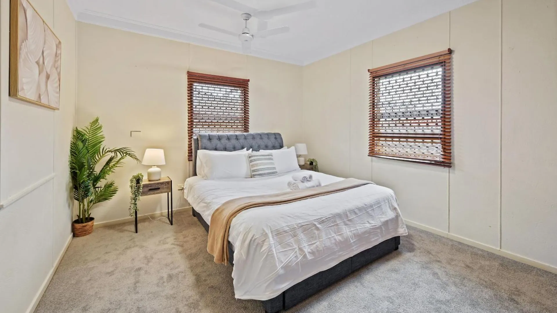 King Bed, Shared Bath, 5Br Home In Beenleigh For 2 民宿