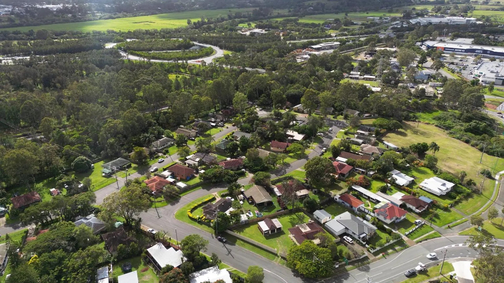 King Bed, Shared Bath, 5Br Home In Beenleigh For 2 民宿